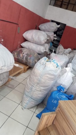 350-pecas-fardo-de-roupas-feminina-e-masculina-para-brechos-big-1